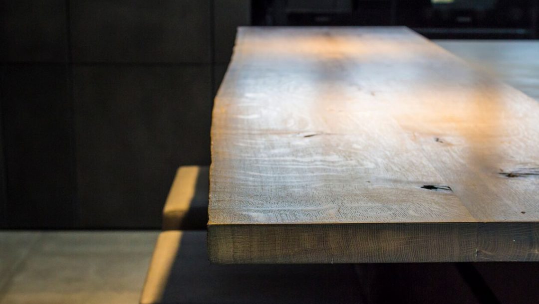 Küchenstudio Bingel Beton Stahl Naturholztisch massiv Schatten